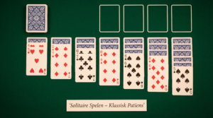 Solitaire spelen med en uppslagen patiens p&aring; en digital gr&ouml;n bakgrund