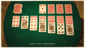 Harpan gamla klassisk patiens med sju kolumner av spelkort p&aring; gr&ouml;n filtduk